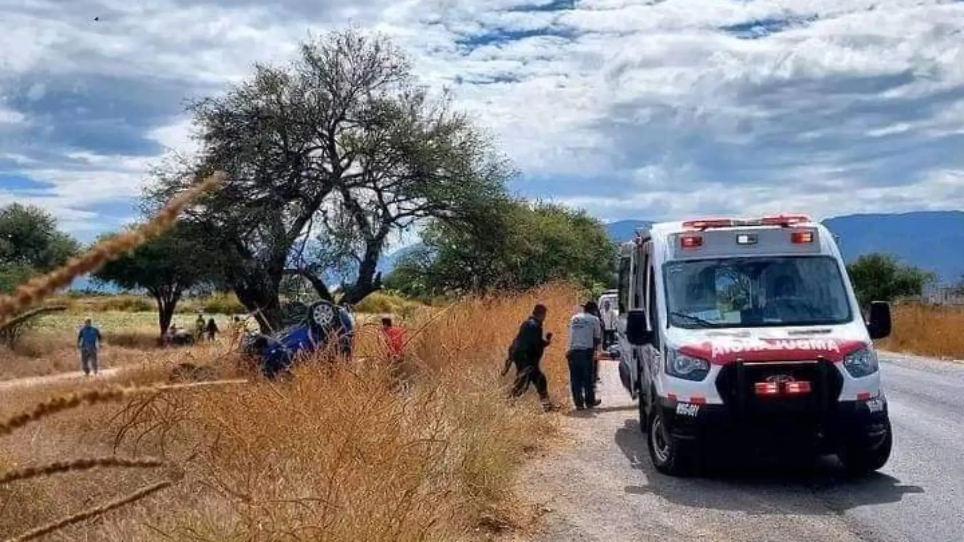 Pierde control de vehículo y vuelca en la recta a San Gabriel Chilac